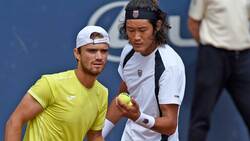 Hot Shot: Zhang's cheeky round-the-net shot wins point in Barcelona doubles