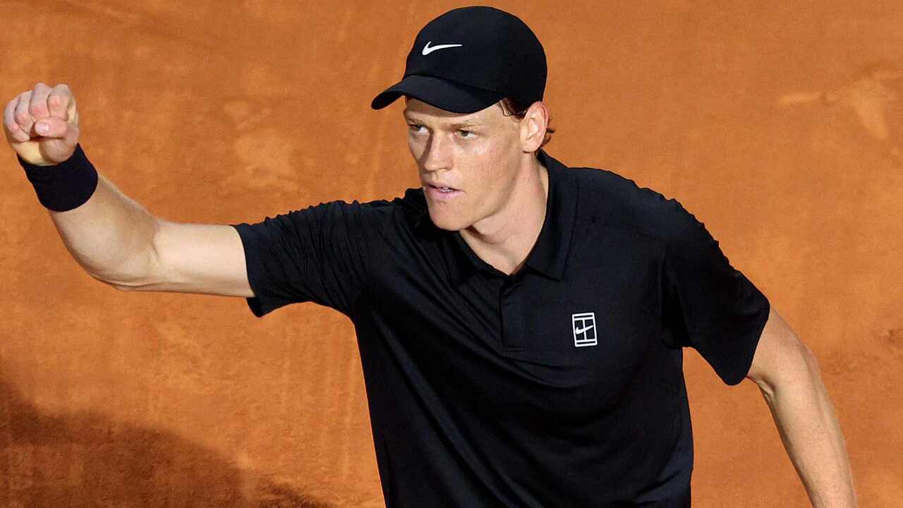Hot Shot: Alcaraz wows crowd with stunning scramble at Nitto ATP