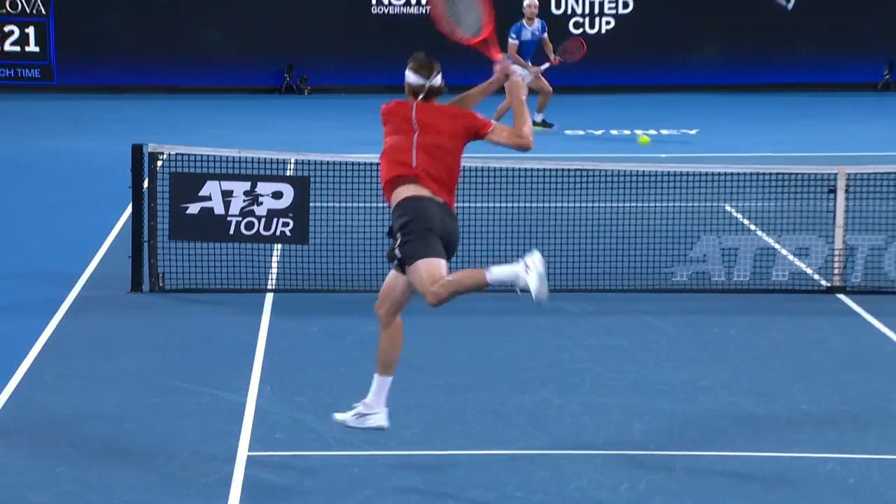 Tomas Machac firmó un espectacular passing ante Taylor Fritz tras estirarse por completo en Sídney.