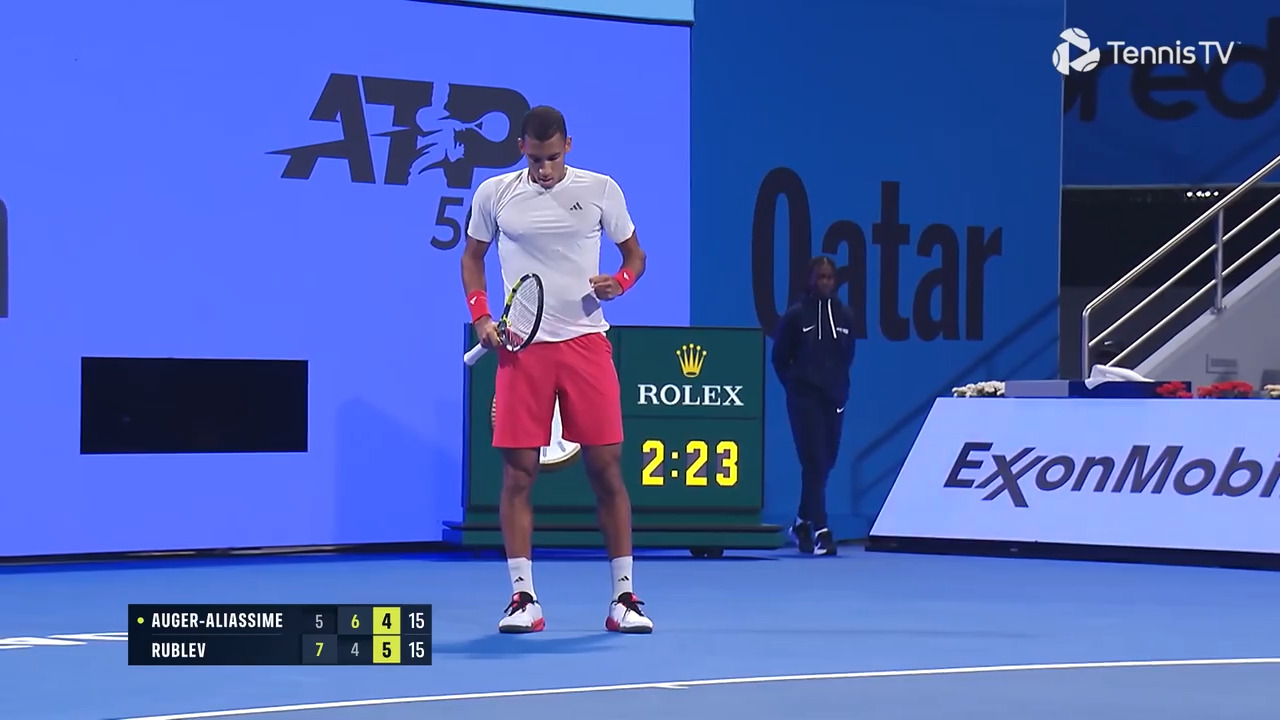 Hot Shot: ¡Super! Auger-Aliassime firma el passing de revés sobre Rublev en Doha 2025