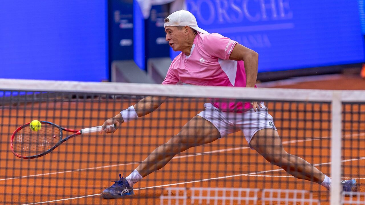 Hot Shot: Baez wins touch battle with Comesana in Bucharest