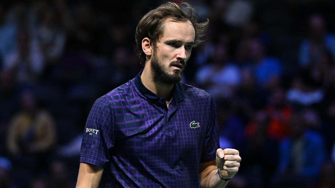 Hot Shot: Medvedev brings set point with deft touch in Paris 2025