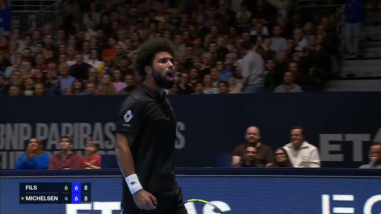 Hot Shot: Fils earns match point with barely believable forehand in Brussels 2026