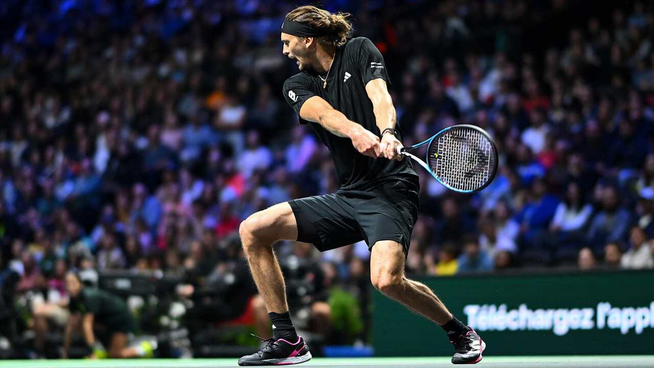 Hot Shot: Zverev earns set points with 'beautiful' backhand in Paris 2025
