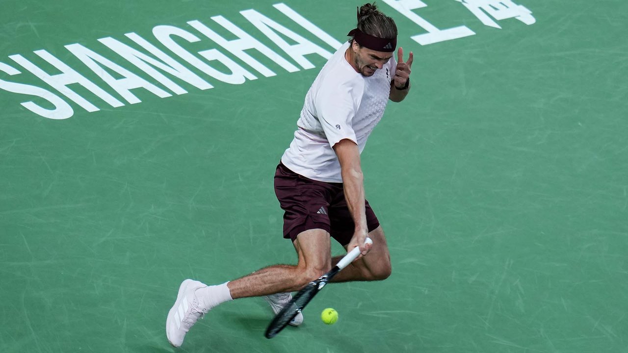 Hot Shot: Zverev's 'jaw-dropping' forehand leaves De Minaur no chance in Shanghai