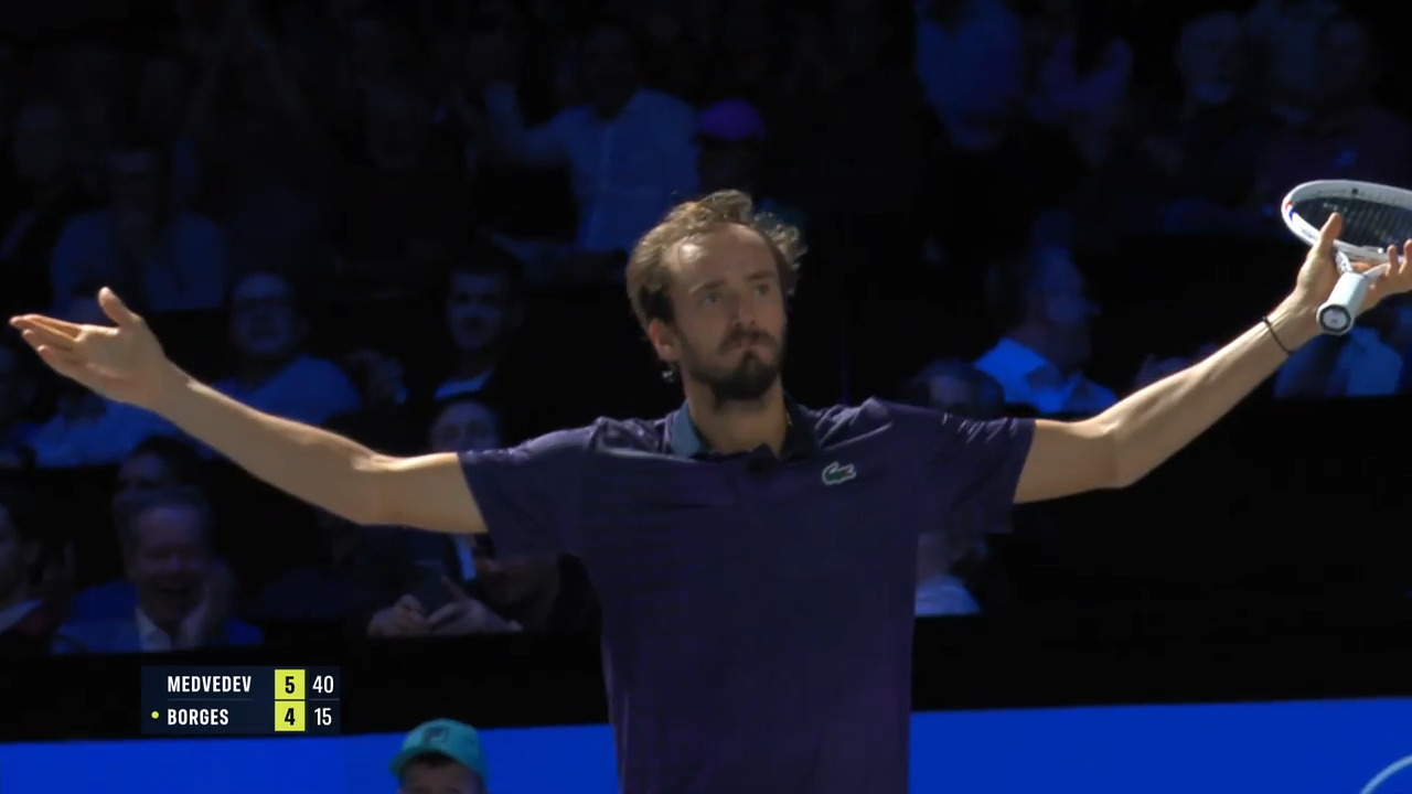 Hot Shot: A set-point stunner! Medvedev has Vienna 2025 crowd in raptures 