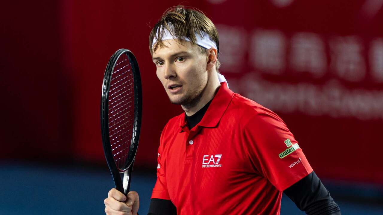 Hot Shot: Behind-the-back Bublik in Hong Kong 2026 SF! 