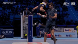 Emirates Fly Better Moment: Mahut Salta La Red