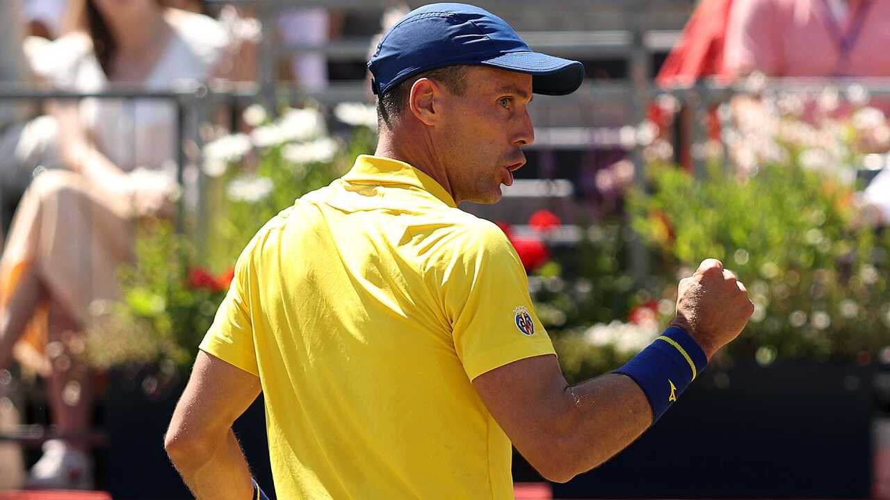 Hot Shot: Bautista Agut denies Alcaraz's tweener in fun Queen's Club point