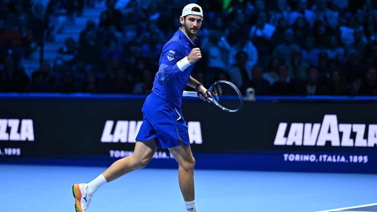 Hot Shot: Va-va-voom from Vavassori! Home favourite's classy lob at Nitto ATP Finals