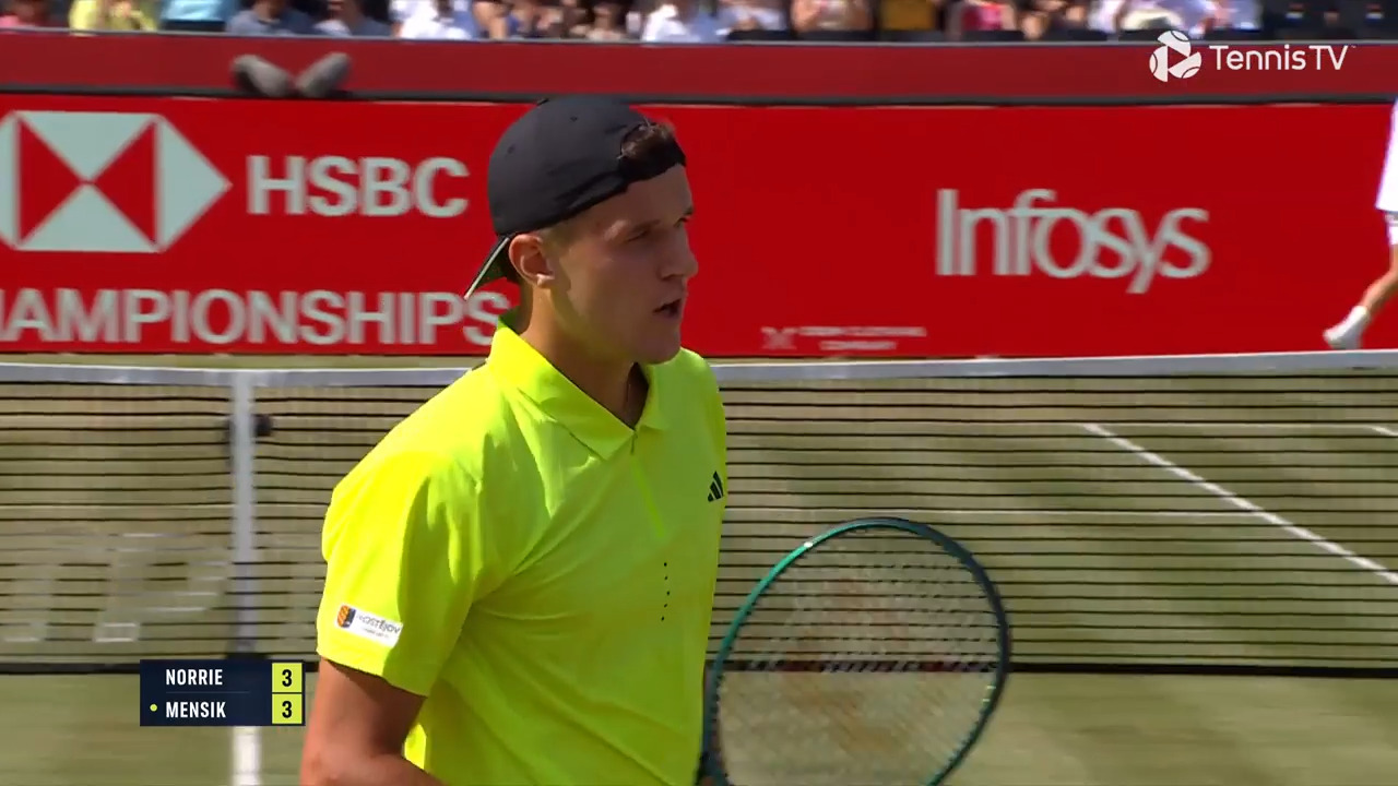 Hot Shot: Mensik pasa de la defensa al ataque en Queen’s