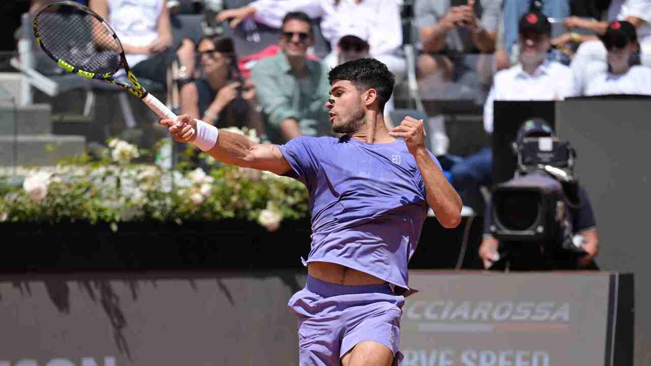 Hot Shot: Alcaraz punishes Draper with air-born forehand in Rome
