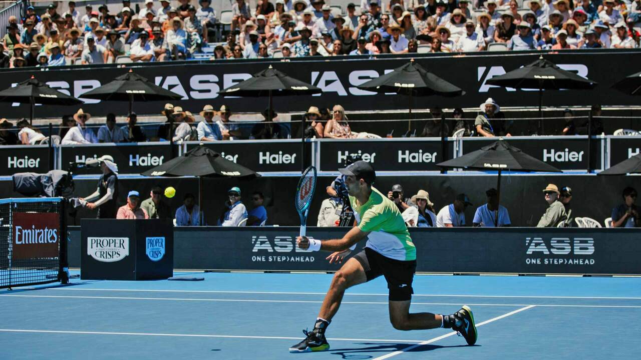 Facundo Díaz Acosta firmó una increíble victoria de primera ronda este martes en el ASB Classic de Auckland. Foto: Tim Marshall. Sigue los partidos en directo y bajo demanda en TennisTV.com.