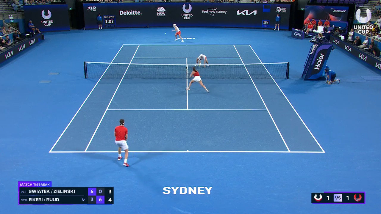 Hot Shot: Swiatek resiste a Ruud desde el fondo y gana el punto en el dobles mixto
