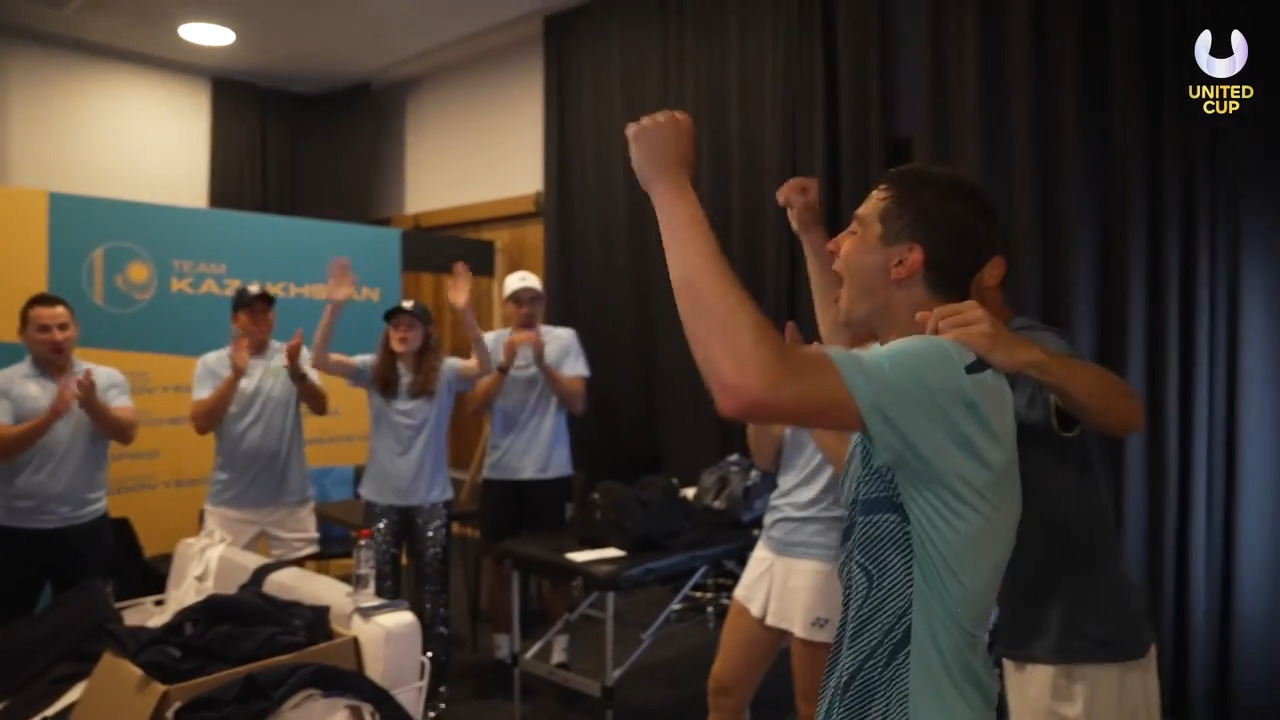 Así fue la celebración de los equipos de Kazajistán y Estados Unidos en Perth, tras abrirse paso en semifinales de la United Cup.