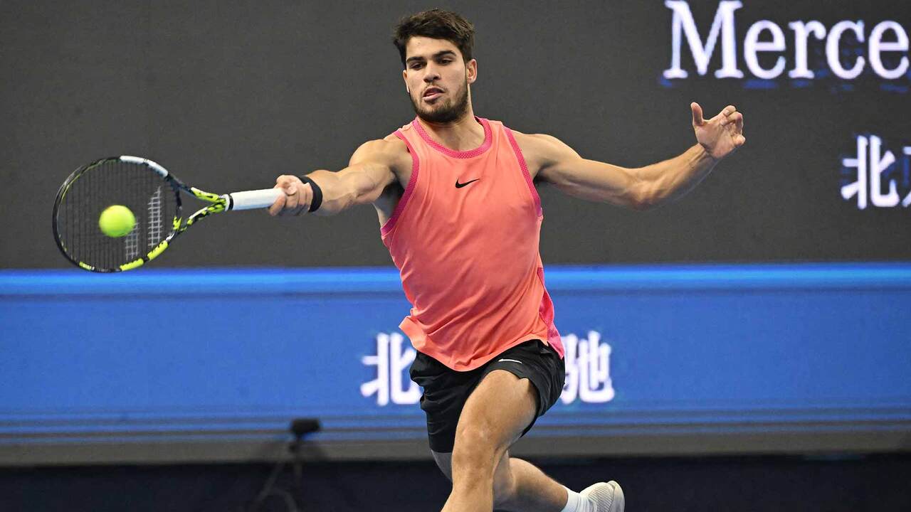 Highlights: Alcaraz vence a Medvedev en SF de Pekín