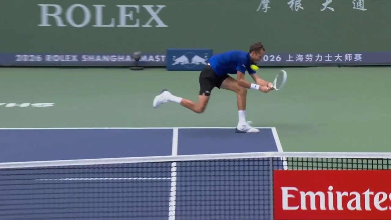 Hot Shot: Medvedev's no-look pass fools Struff in Shanghai