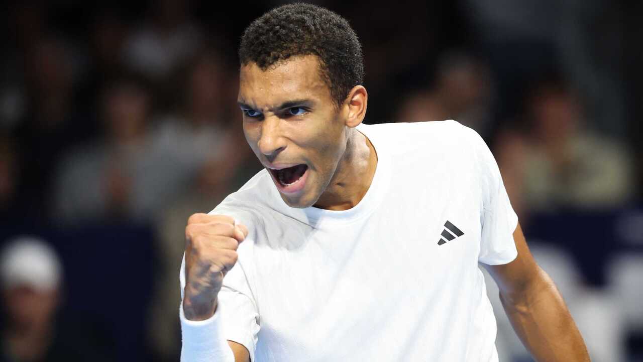 Hot Shot: Auger-Aliassime gets out of trouble with epic Basel 2025 volley 