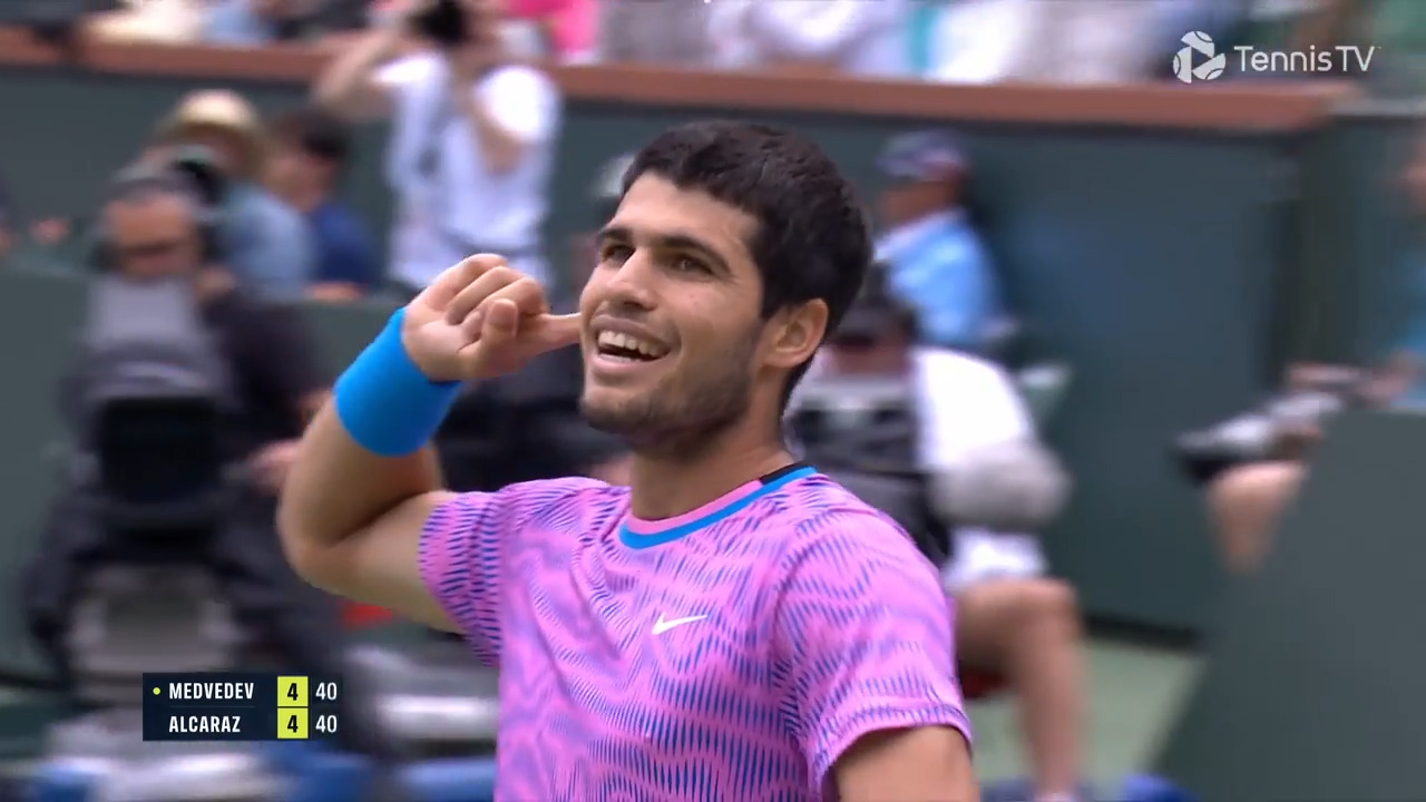 Hot Shot: Creative Carlos earns standing ovation from Indian Wells fans