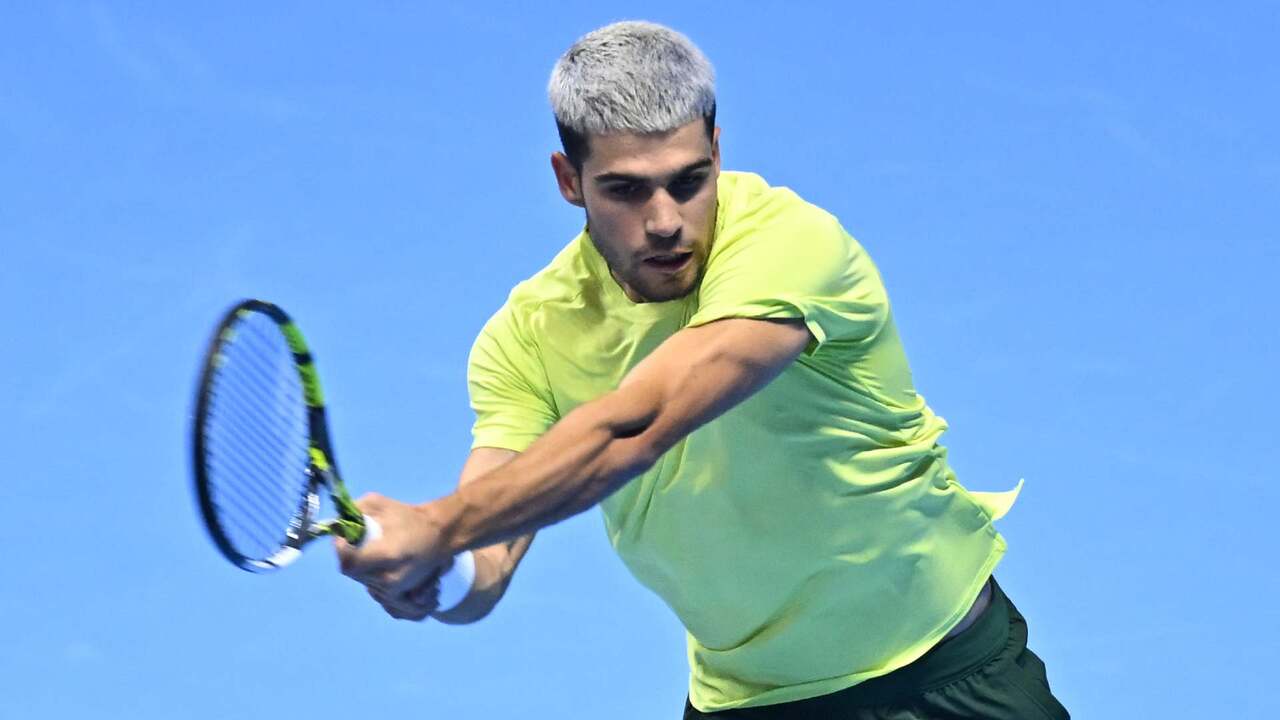 Hot Shot: Alcaraz wows crowd with stunning scramble at Nitto ATP Finals