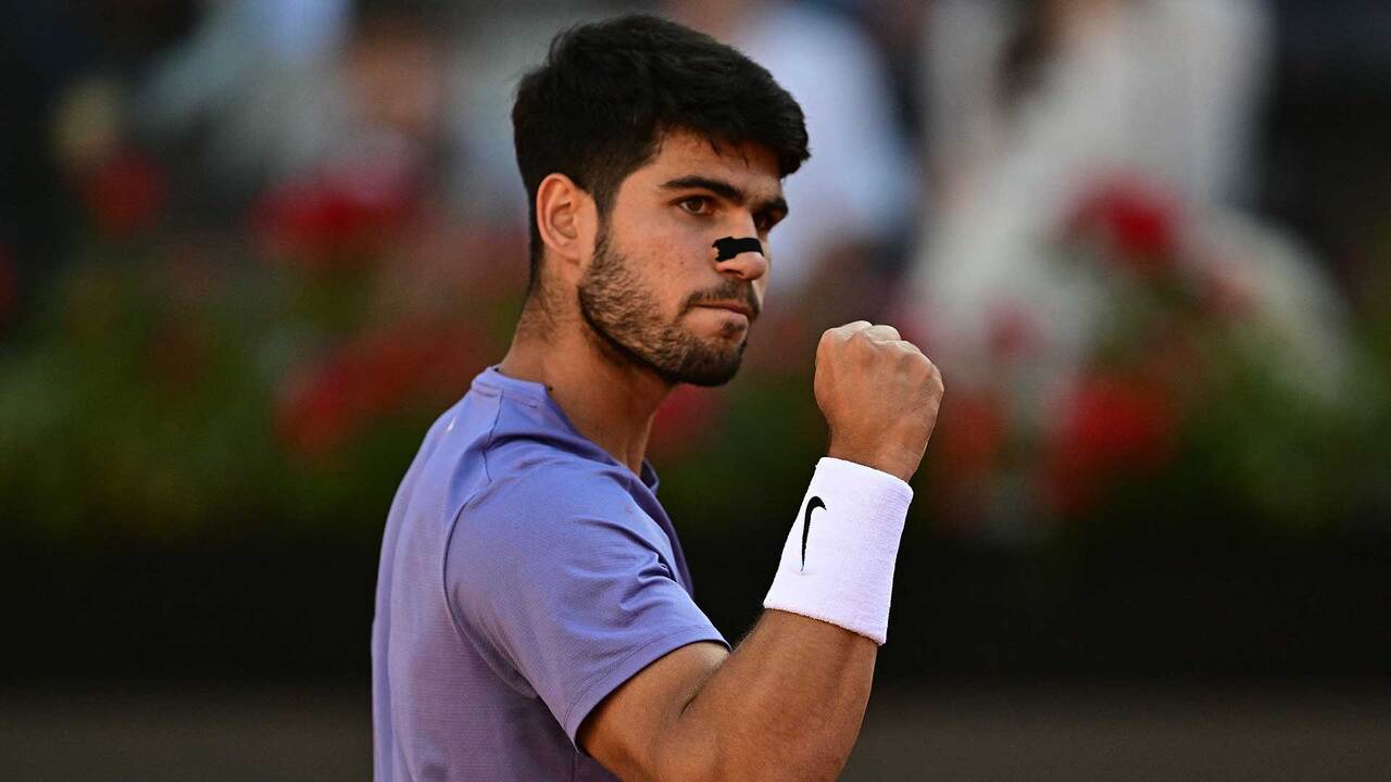 Carlos Alcaraz cierra el primer set ante Jannik Sinner con una gran acción sobre la red en Roma. Sigue emisiones en directo y bajo demanda en TennisTV.com. 