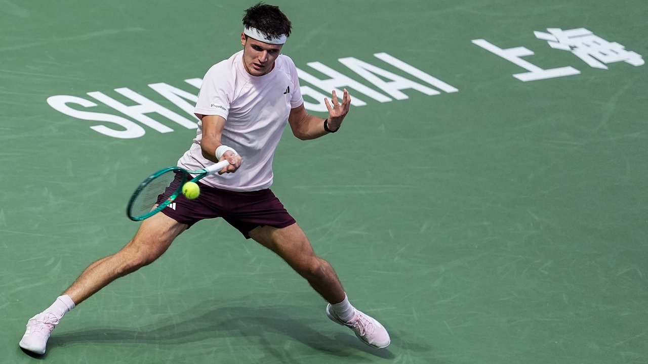Hot Shot: Mensik unleashes forehand fire in Shanghai