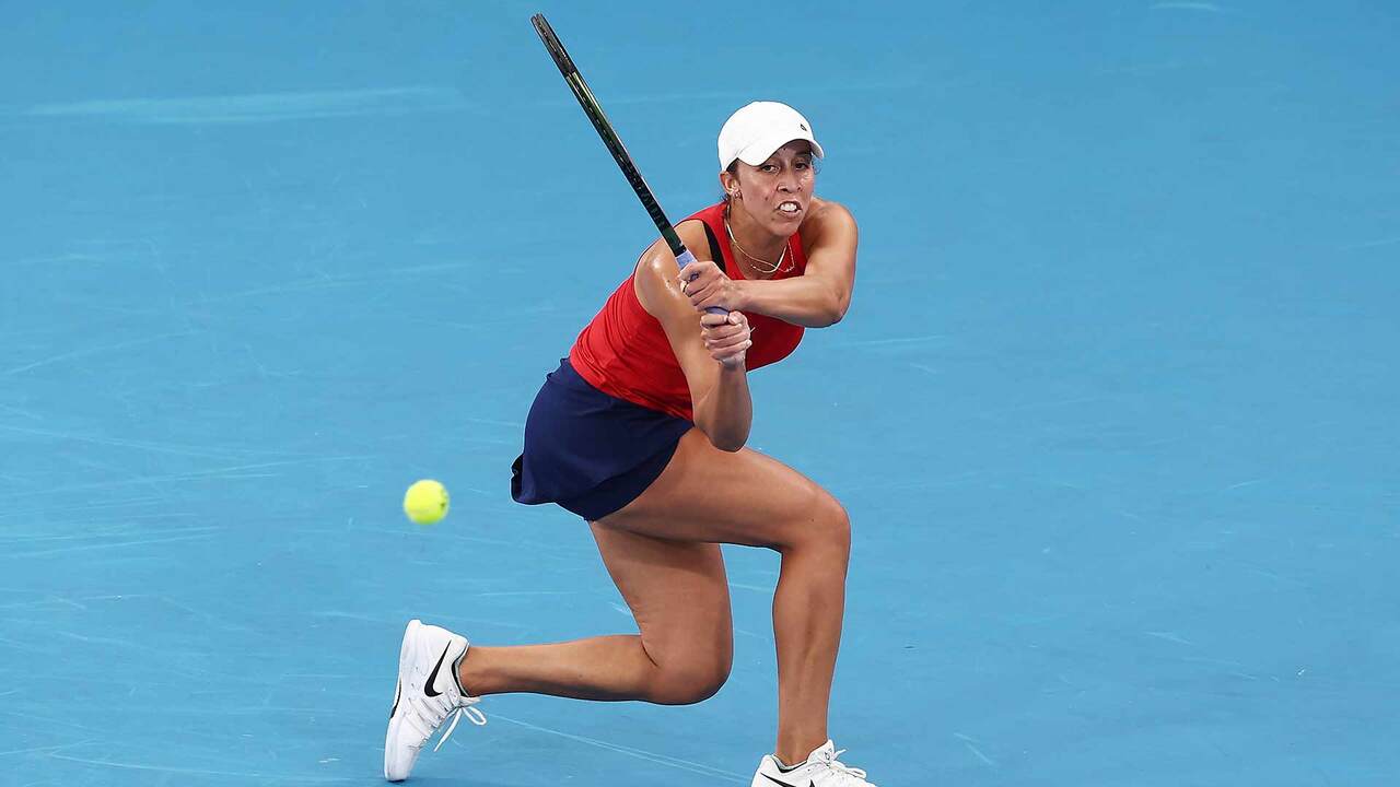 Mujer, jugador de tenis y piernas estiradas en la cancha de tenis