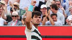 Hot Shot: Alcaraz has Queen's Club 2025 erupting with shot of the week! 