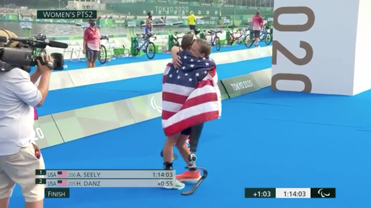 Allysa Seely Crosses the Finish Line to Win Gold in the Women's PTS2 Triathlon | Paratriathlon | Tokyo 2020