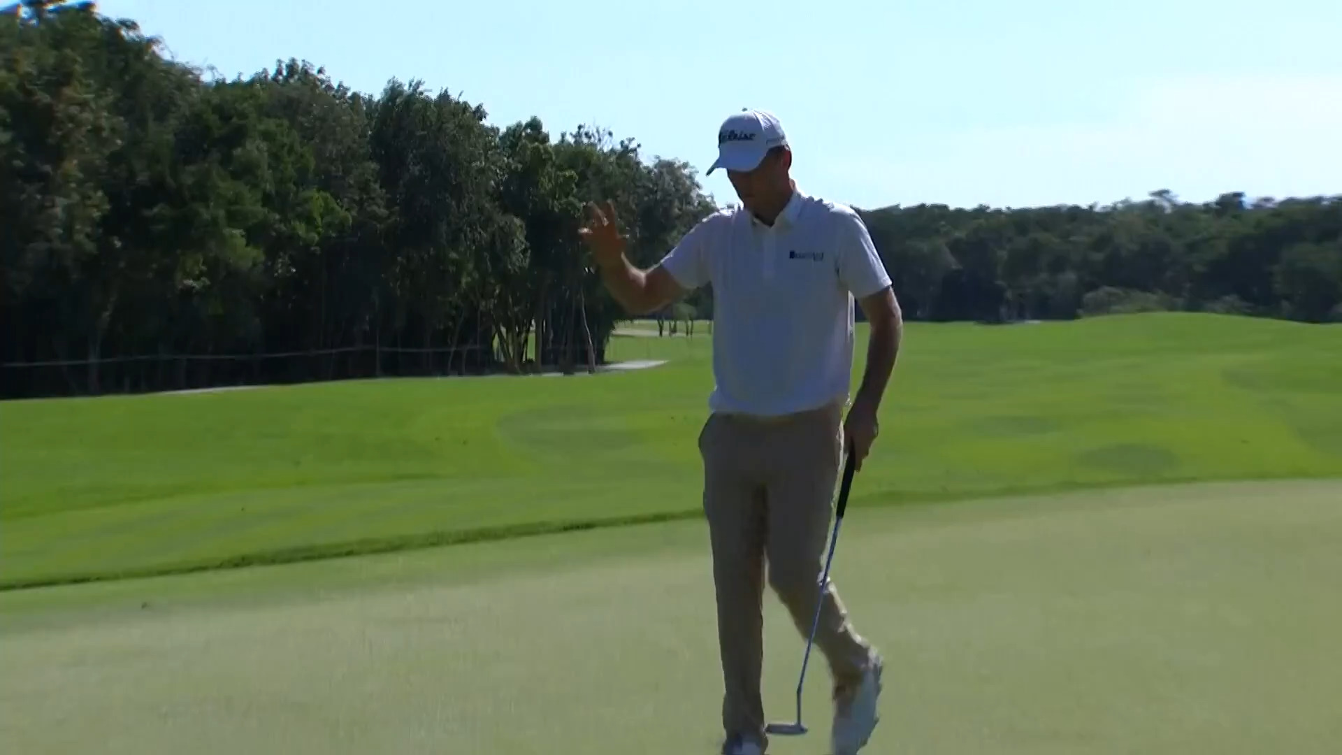 Aaron Rodgers buries birdie putt to win, 'The Match