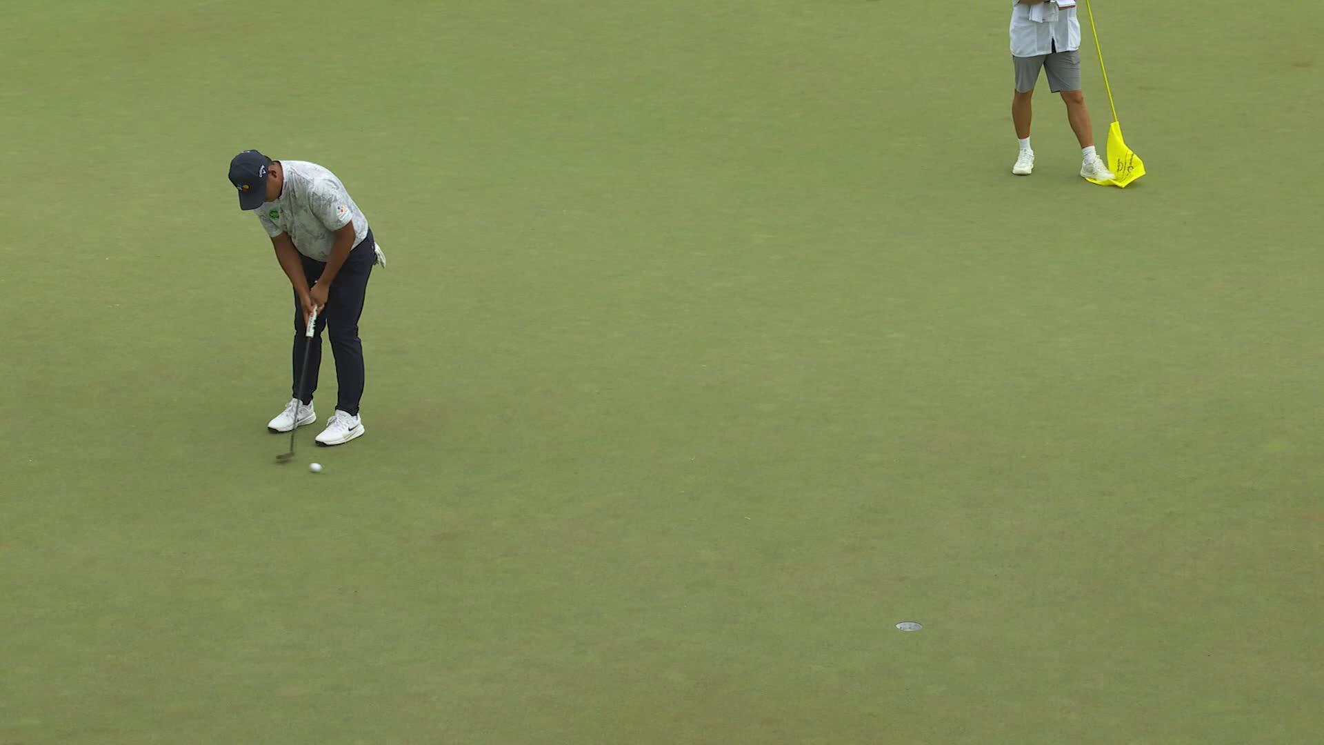 Si Woo Kim sinks 12-foot putt for birdie on No. 10 at the Memorial