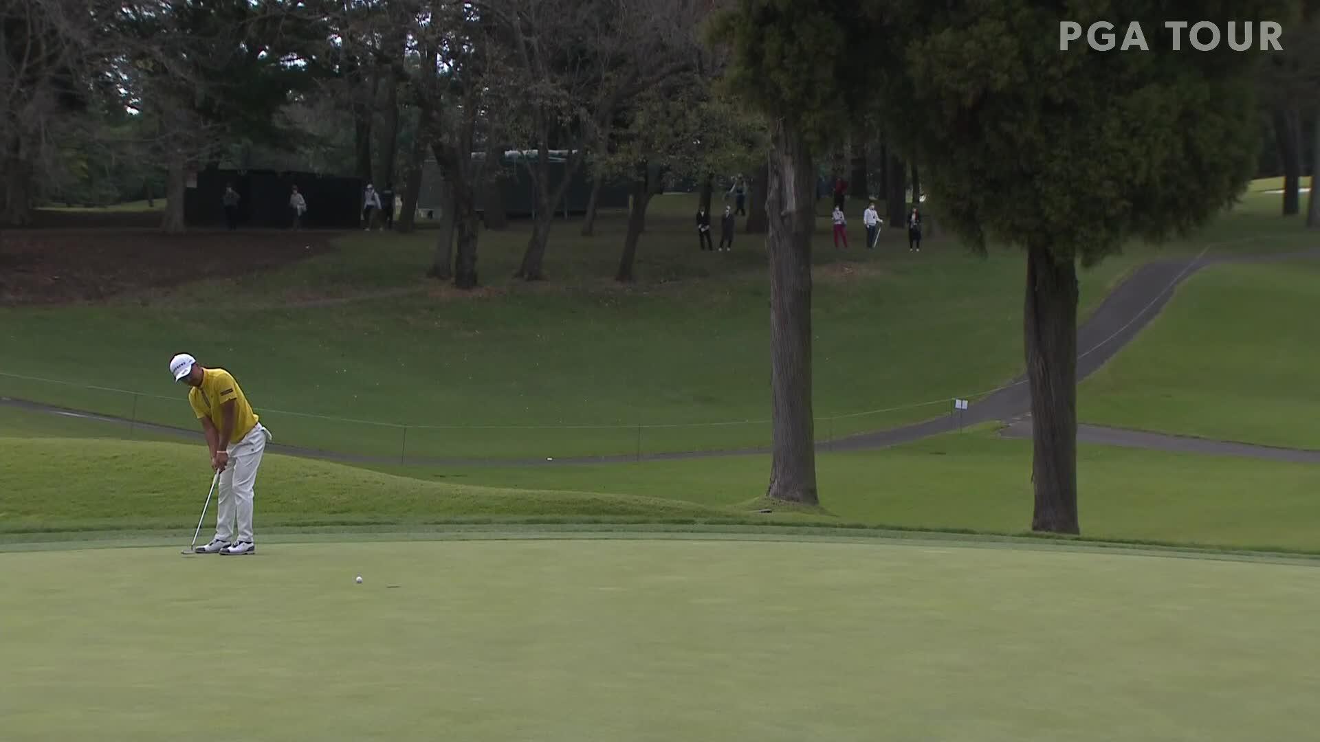 Hiroshi Iwata holes birdie putt at ZOZO CHAMPIONSHIP