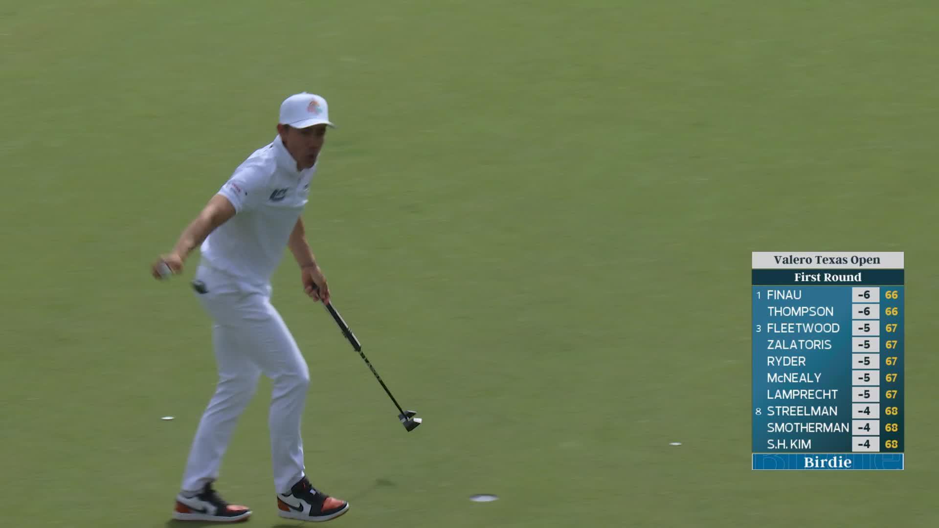 Camilo Villegas sinks 6-foot birdie putt on No. 18 at Valero