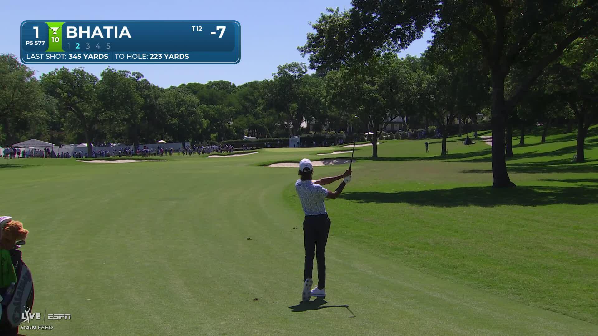 Akshay Bhatia drains 10-foot putt for birdie on No. 1 at Charles Schwab