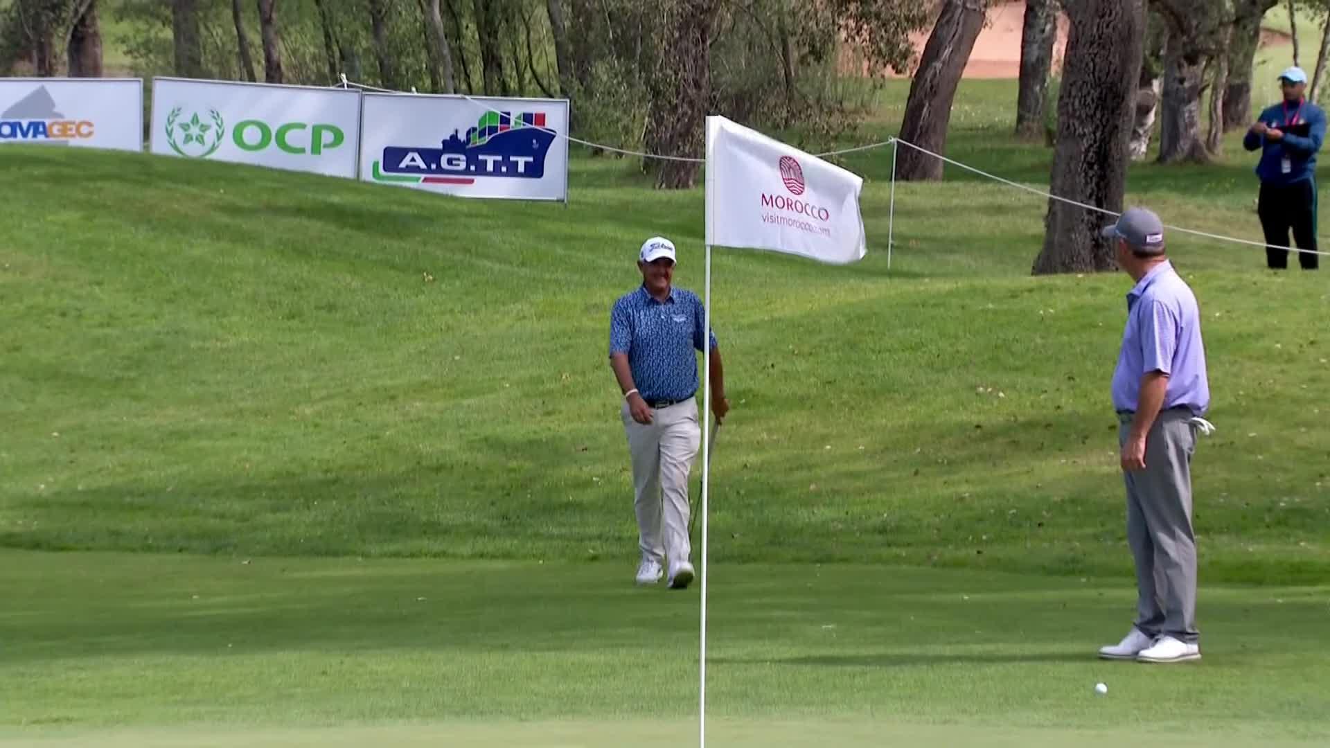 Steve Pate drains long range birdie putt from well off the green at Trophy Hassan II