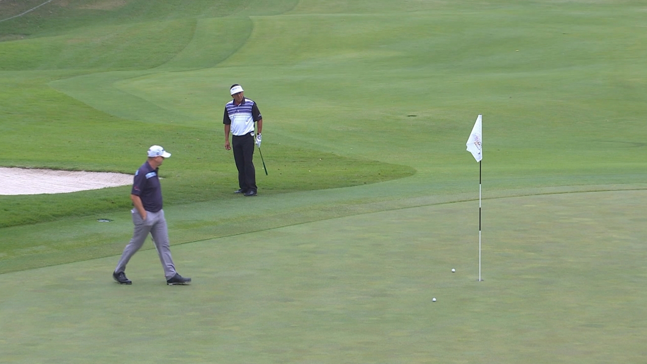 Esteban Toledo chips in for birdie at Mastercard Japan