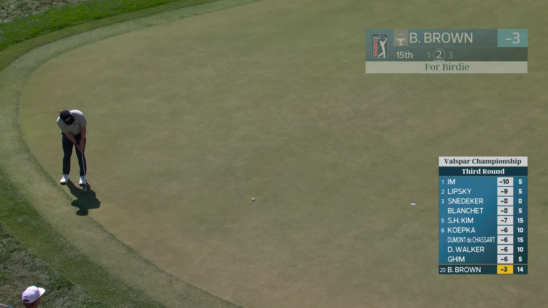 Blades Brown pours in 19-foot birdie putt on No. 15 at Valspar