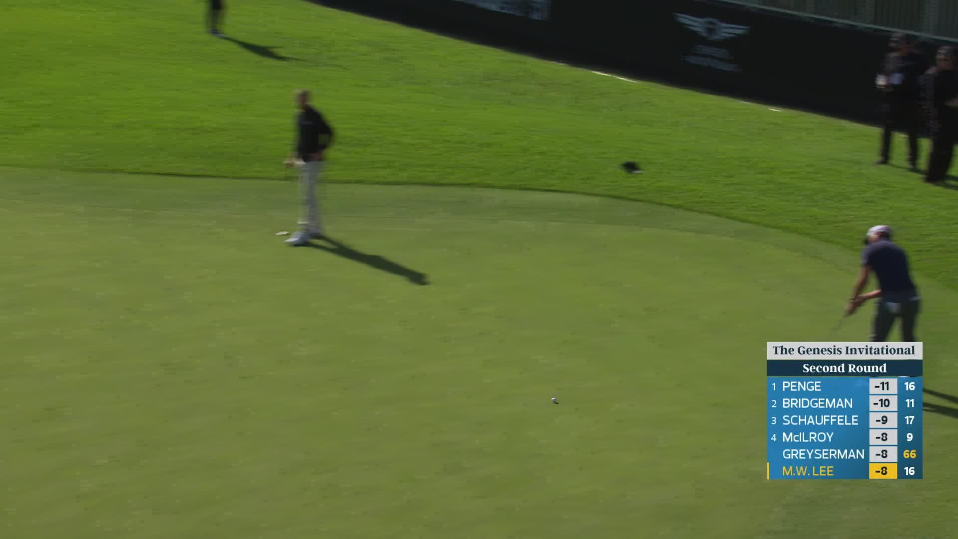Min Woo Lee sinks 5-foot birdie putt on No. 17 at The Genesis