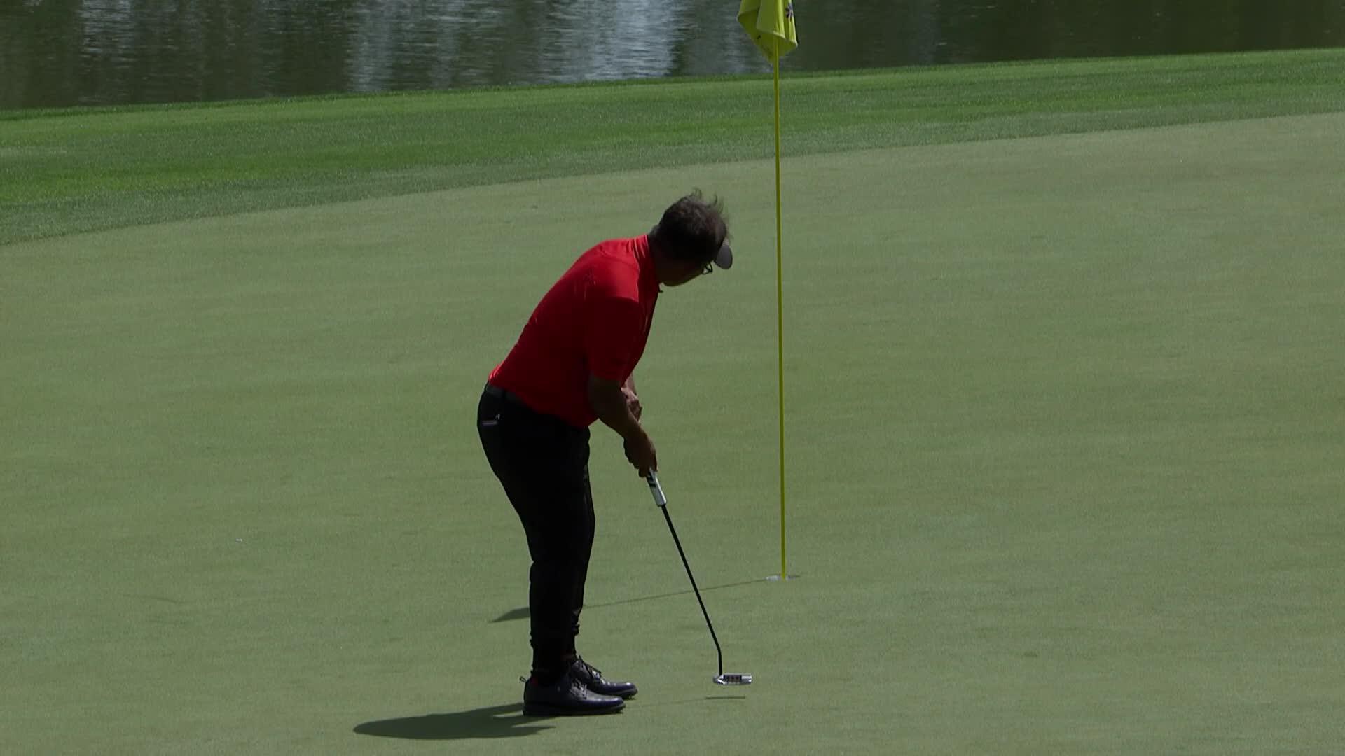 Thongchai Jaidee makes eagle putt on No. 18 at Galleri Classic