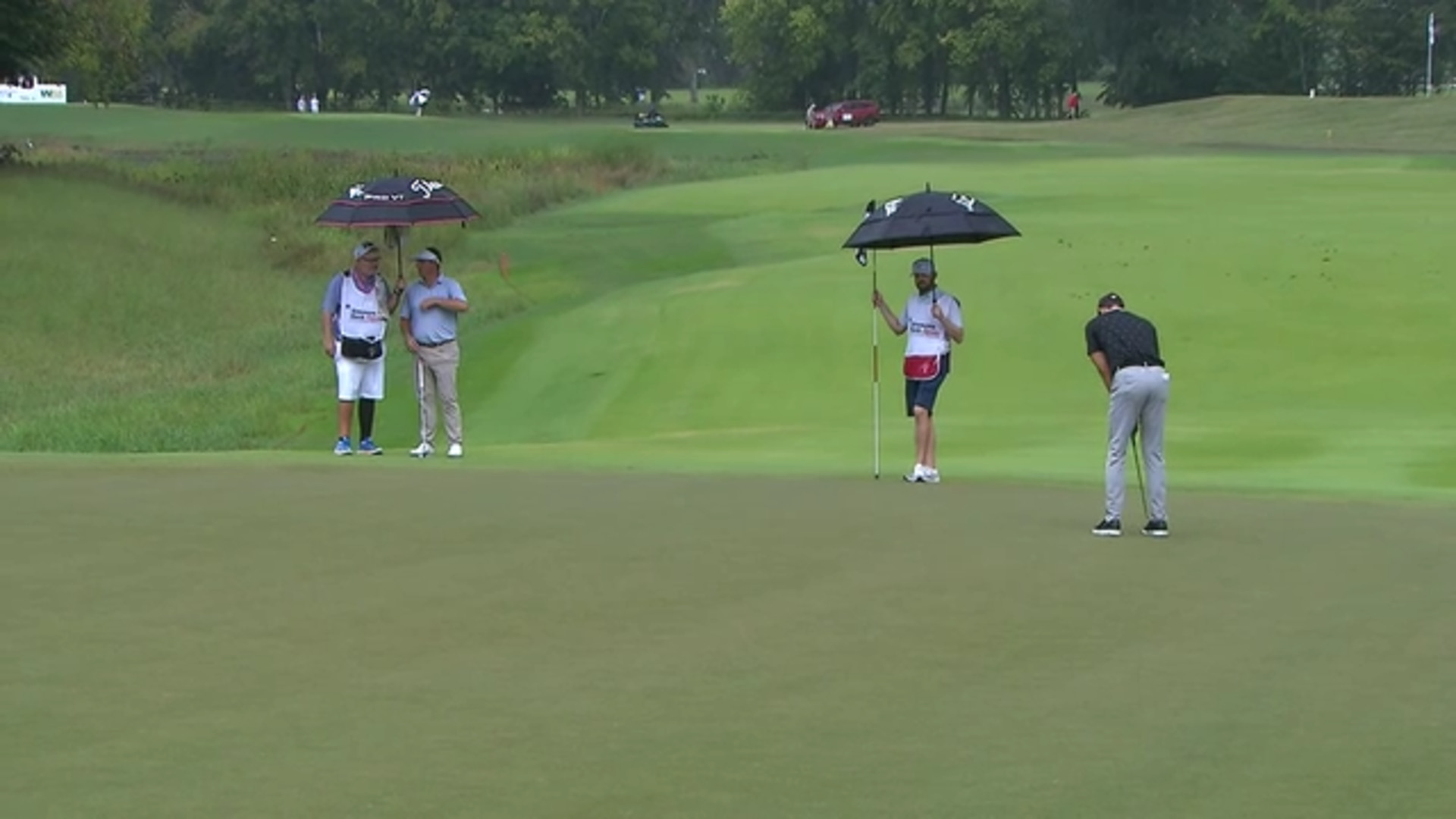 Jamie Lovemark sends in birdie putt at Simmons Bank Open