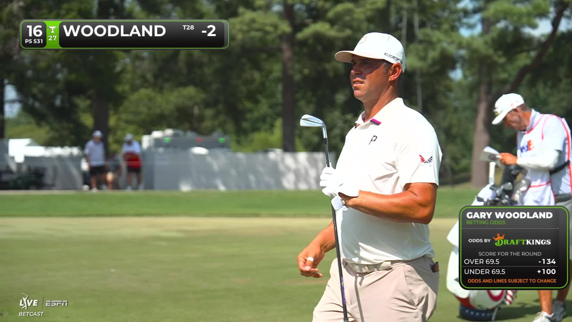 Gary Woodland sinks 8-foot putt for birdie on No. 16 at FedEx St. Jude