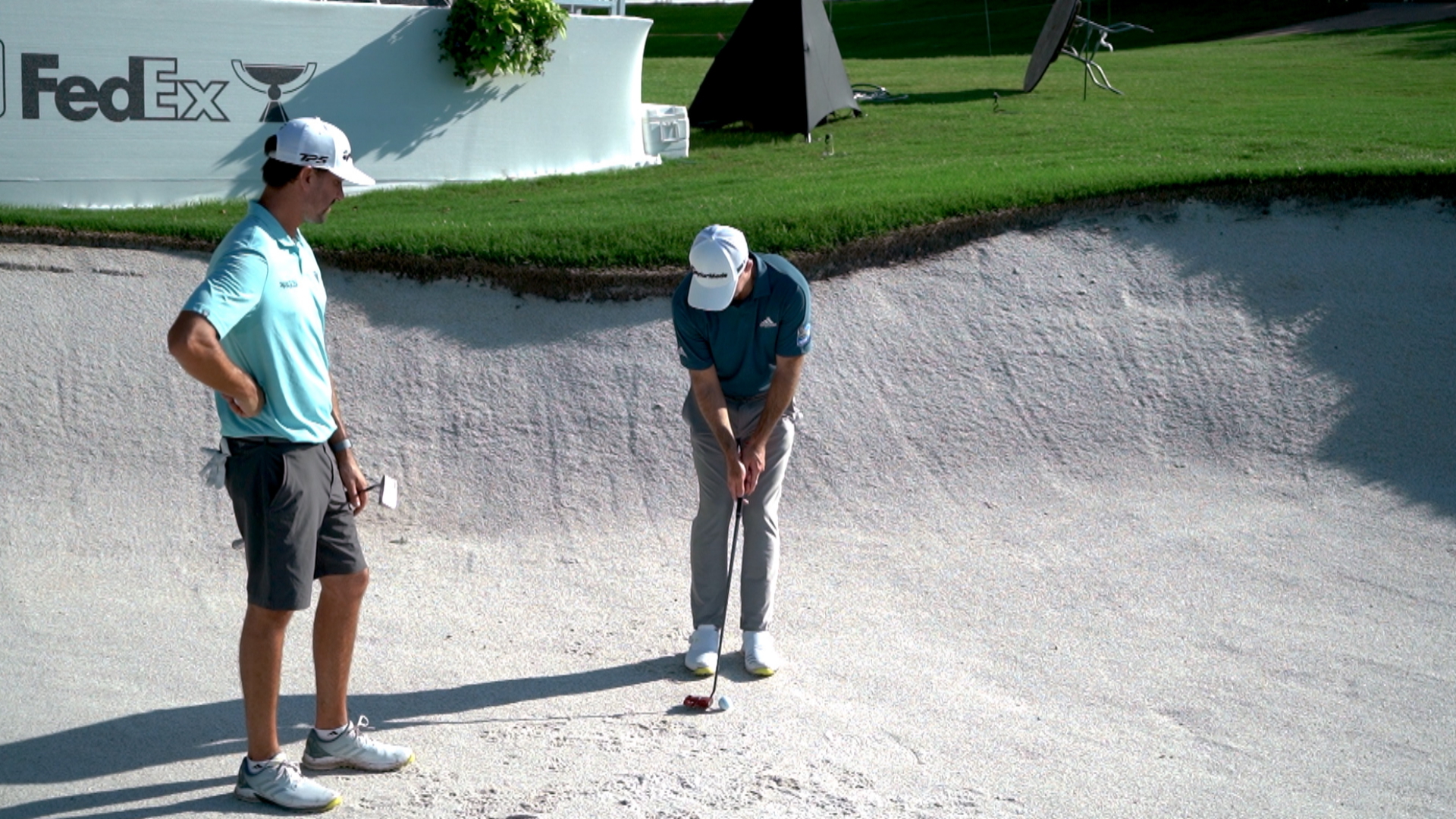 Players try to recreate Tom Purtzer’s incredible putt out of bunker