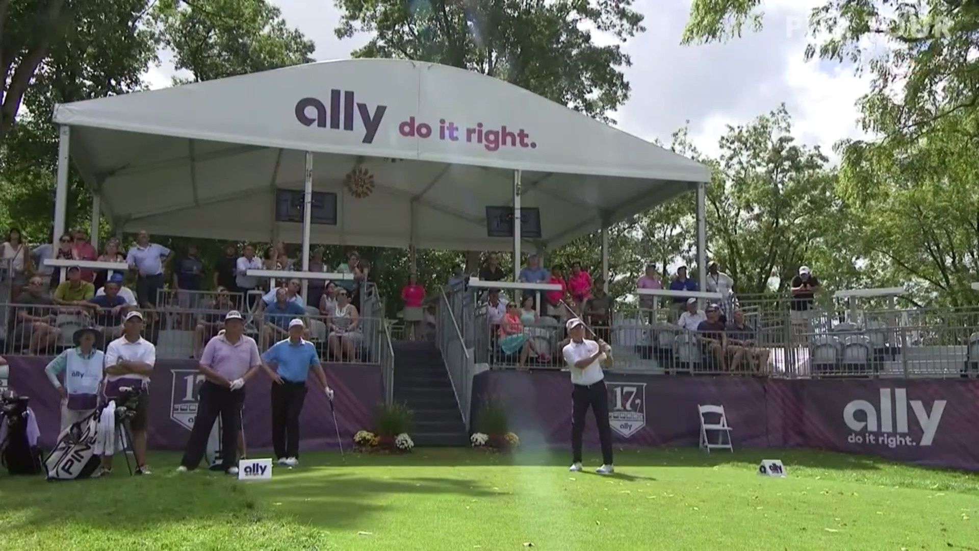 Larry Mize nearly aces No. 17 to set up birdie at Ally Challenge