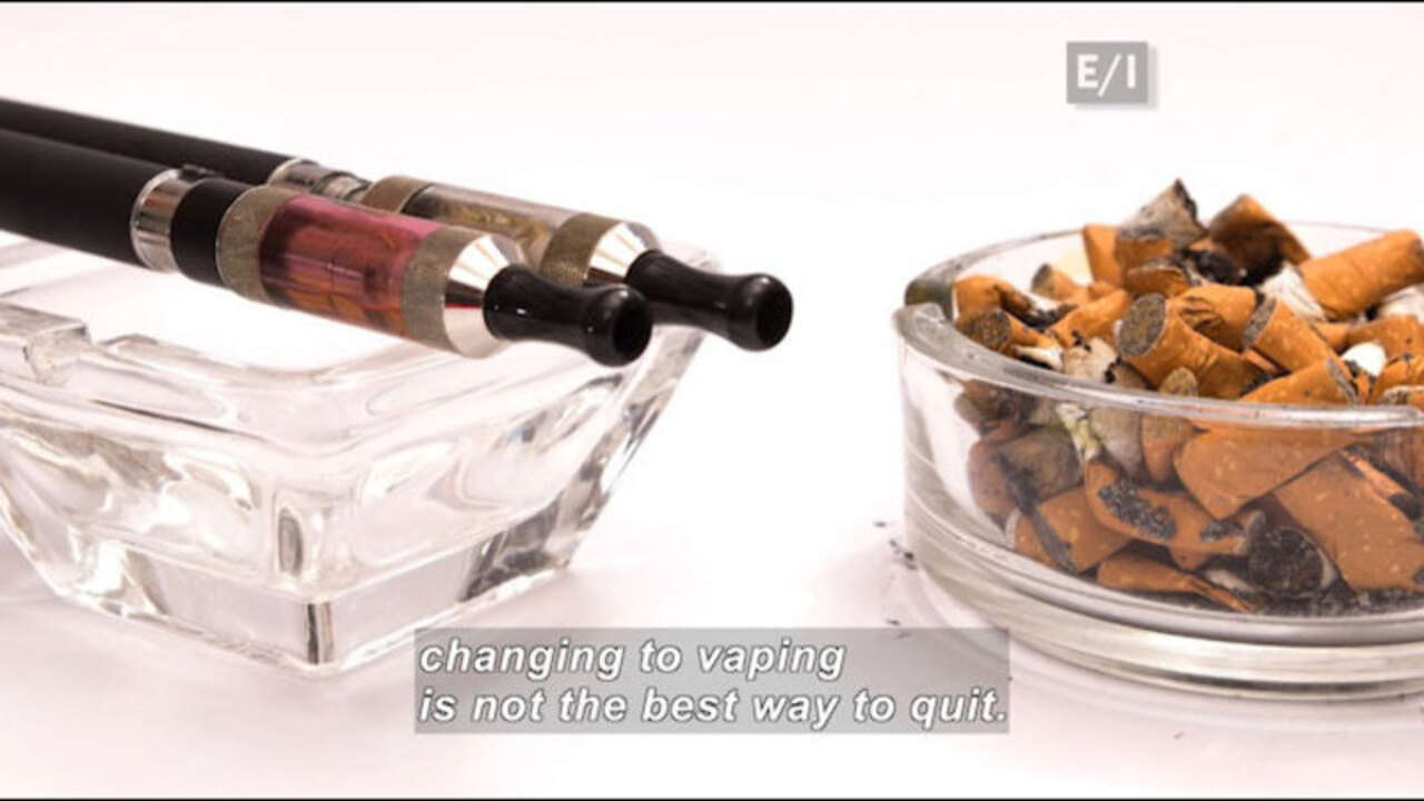 elfbar nachfüll pod läuft aus MORGANTOWN, WV - 13 October 2109: Warning sign for Juul e-cigarette or  nicotine vapor dispenser box showing ingredients of the E-Liquid pod Stock  Photo main image 1