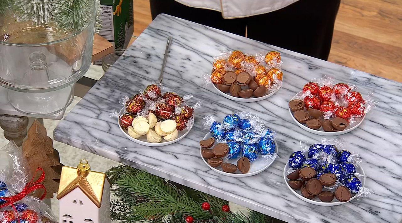 SH11/9 Lindt LINDOR 125pc Assorted Truffles w/5 Holiday Boxes