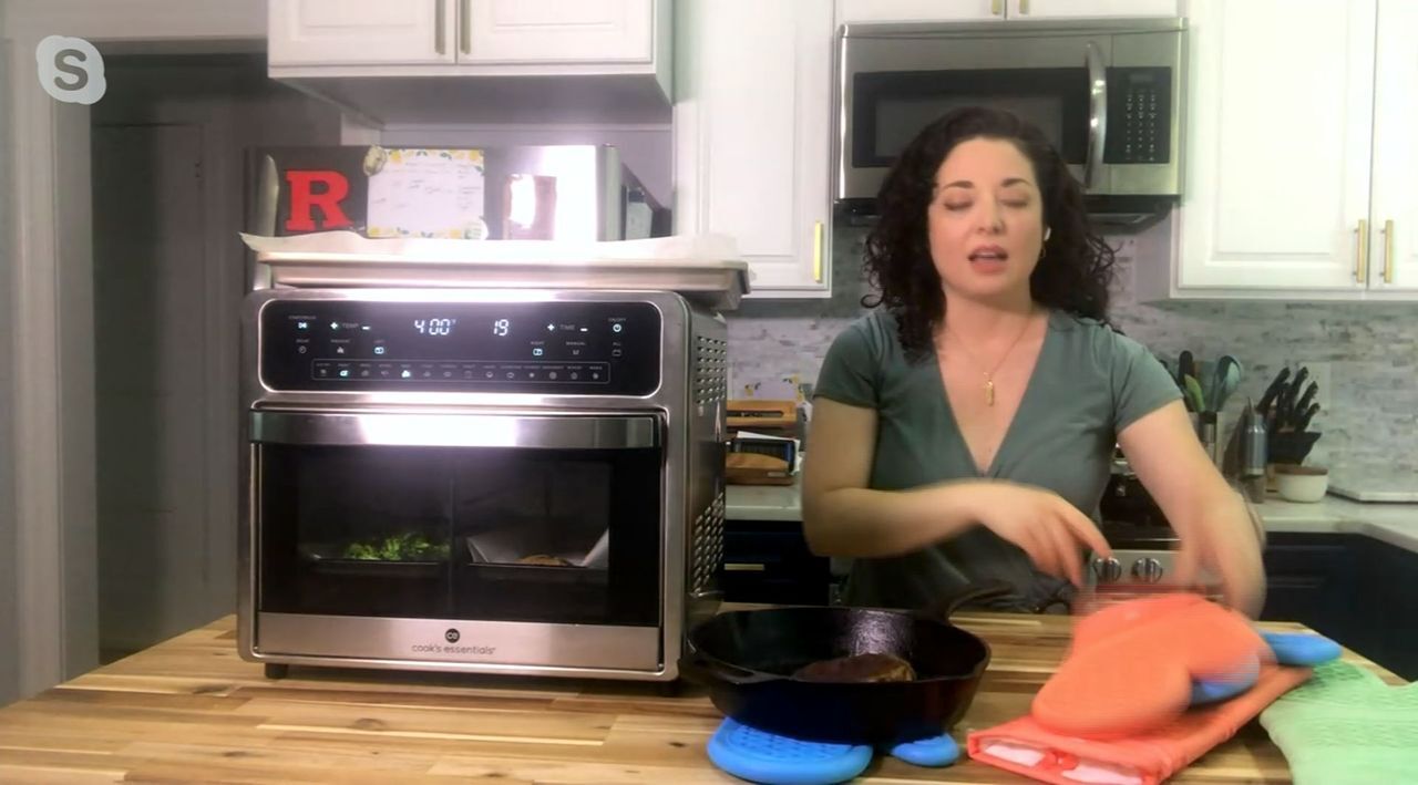 Le Creuset Oven Mitt — Home Essentials