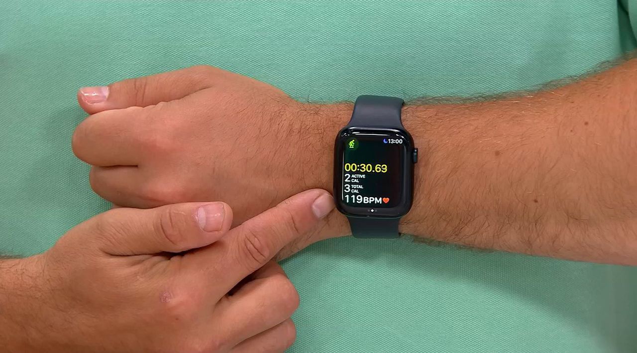 Apple Watch Series 8 45mm S M GPS Smartwatch with Accessories