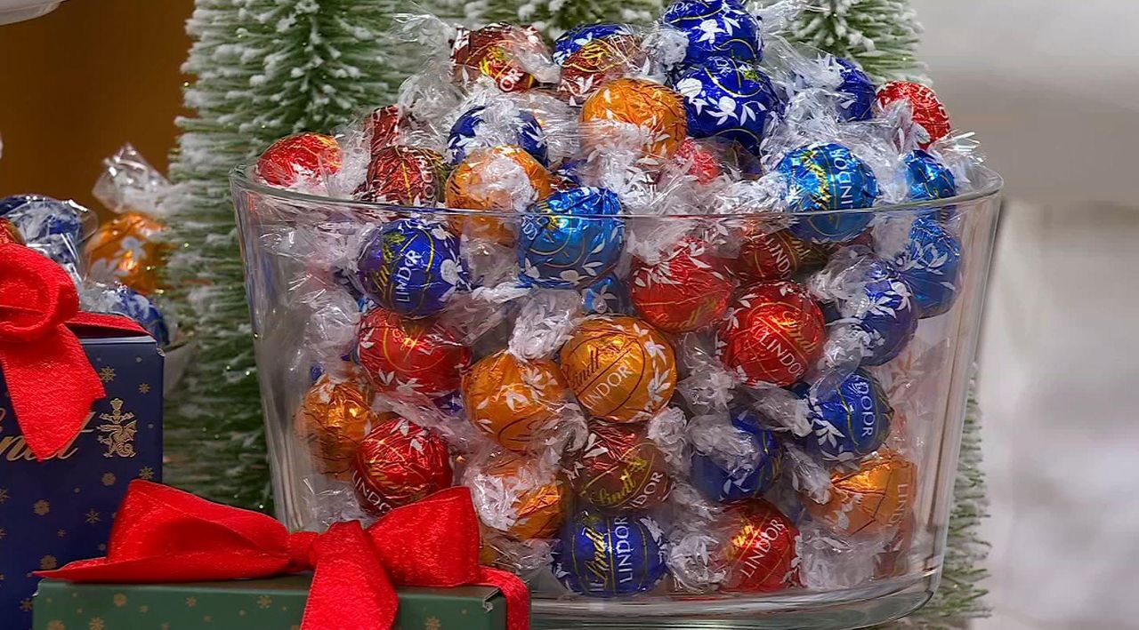 SH11/30 Lindt LINDOR 125pc Assorted Truffles w/5 Holiday Boxes