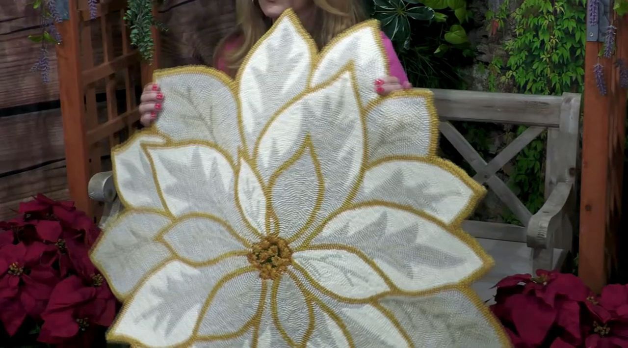 Indoor/Outdoor Poinsettia Hooked Polypropylene Accent Rug