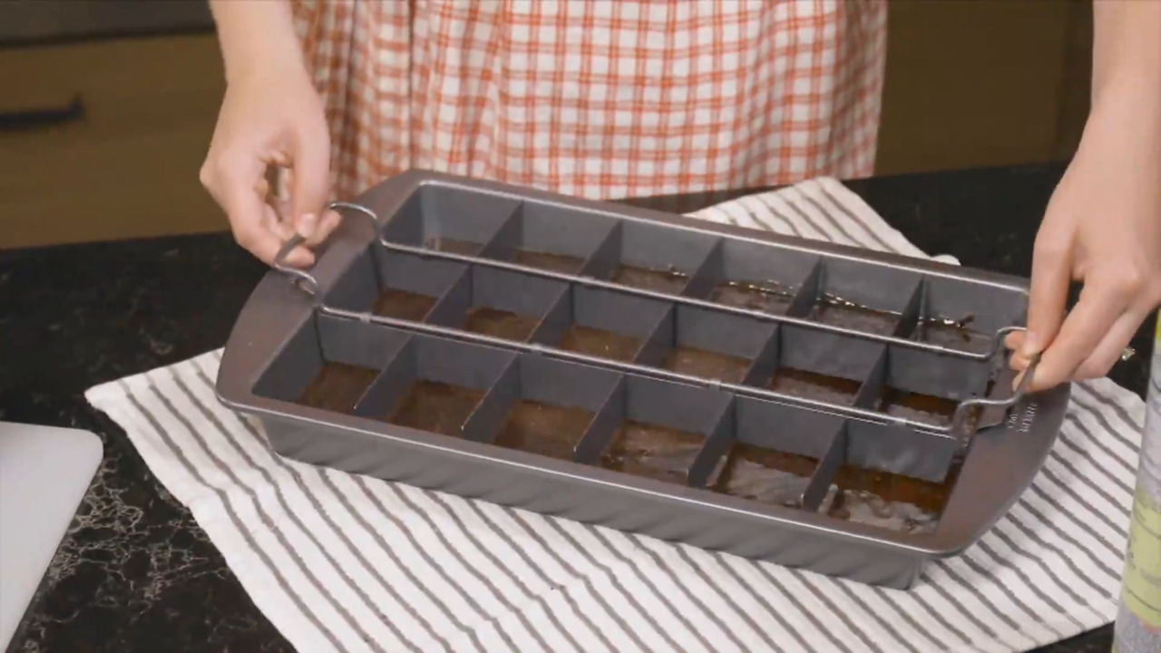 Chicago Metallic Slice Solutions Brownie Pan with Lid (Review)
